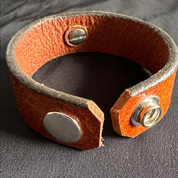 Leather EUC snap bracelet with silvertone medallion and CZ center stone - Picture 5 of 8